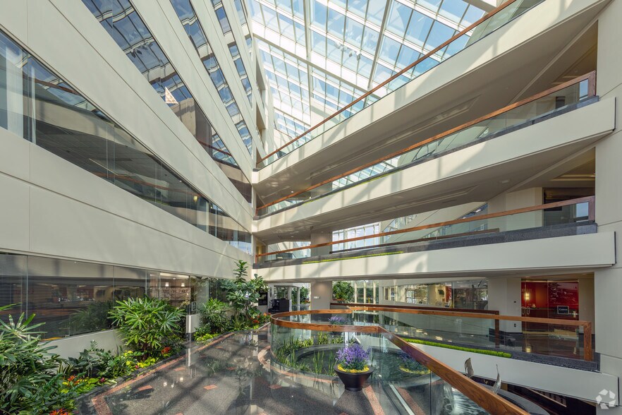 39555 Orchard Hill Pl, Novi, MI à louer - Hall d’entrée - Image 3 de 8