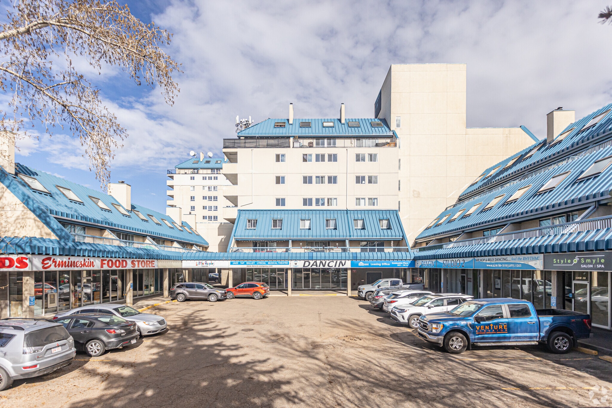 2467 104 St NW, Edmonton, AB for sale Primary Photo- Image 1 of 1