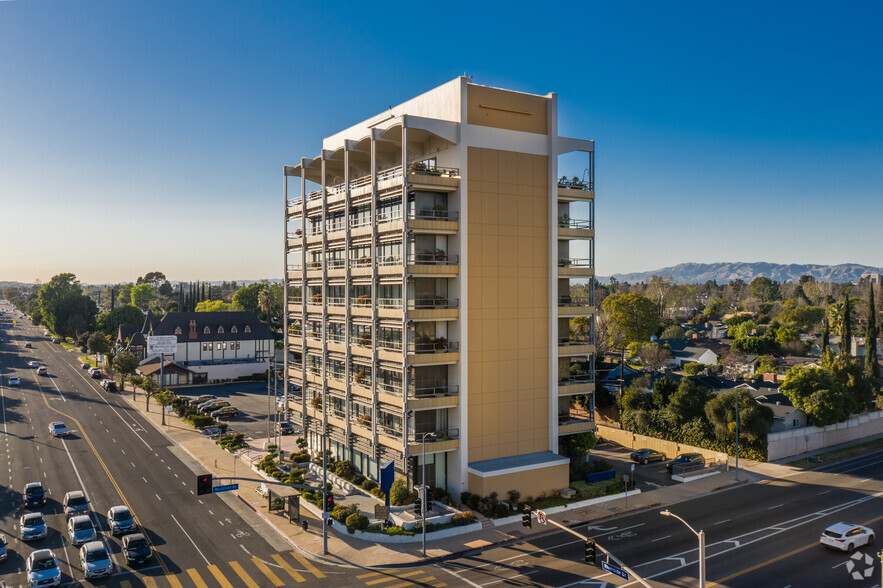 13701 Riverside Dr, Sherman Oaks, CA for lease - Building Photo - Image 2 of 6