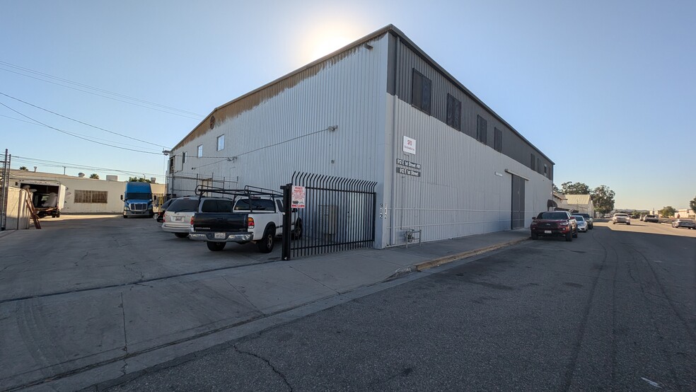 900-912 E 1st St, Pomona, CA for lease - Building Photo - Image 1 of 12