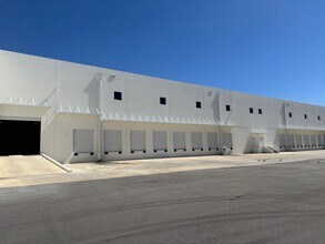 9535 NW 174th St, Hialeah, FL à louer Photo du bâtiment- Image 2 de 14