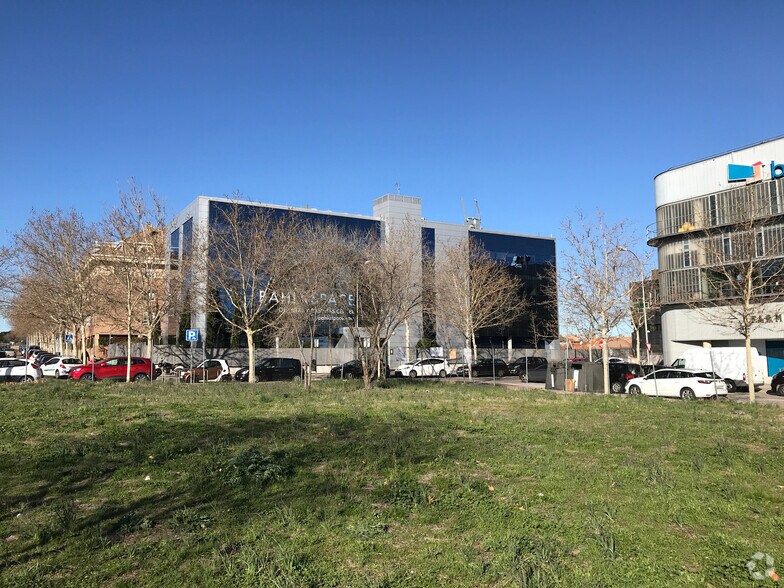 Calle Bahía de Pollensa, 5-7, Madrid, Madrid for lease - Building Photo - Image 2 of 3