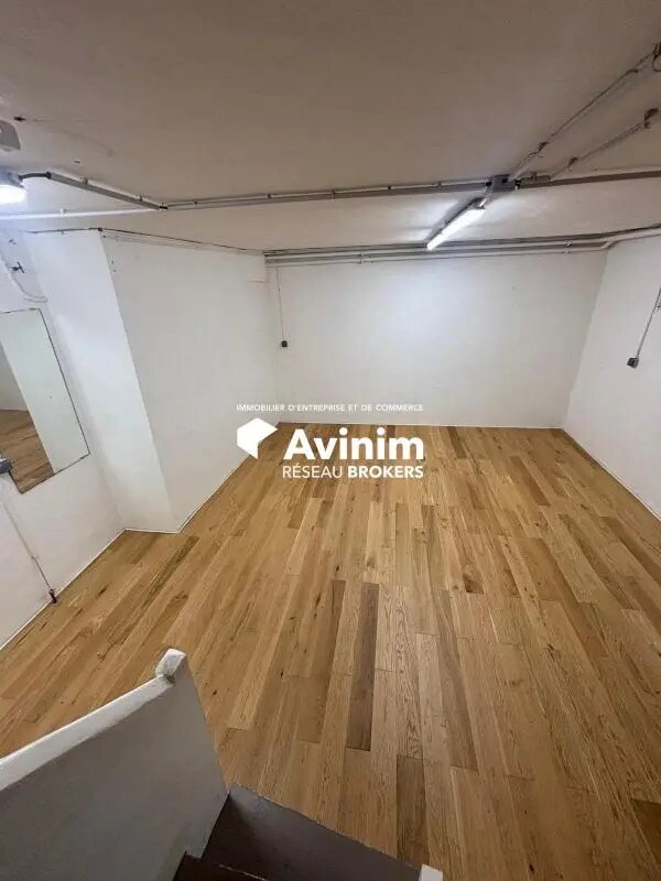 Retail in Paris for lease Interior Photo- Image 1 of 4