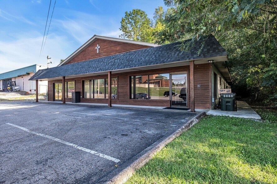 1213 W Gaines St, Lawrenceburg, TN à vendre - Photo du bâtiment - Image 2 de 28