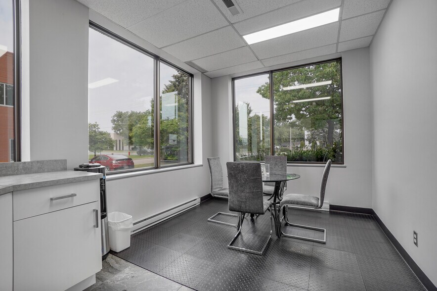 274-278 Av Labrosse, Pointe-claire, QC à louer - Photo du bâtiment - Image 2 de 11