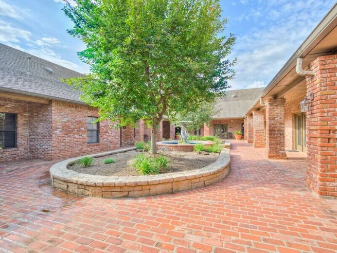 1300 E 9th St, Edmond, OK à louer - Photo du bâtiment - Image 2 de 4