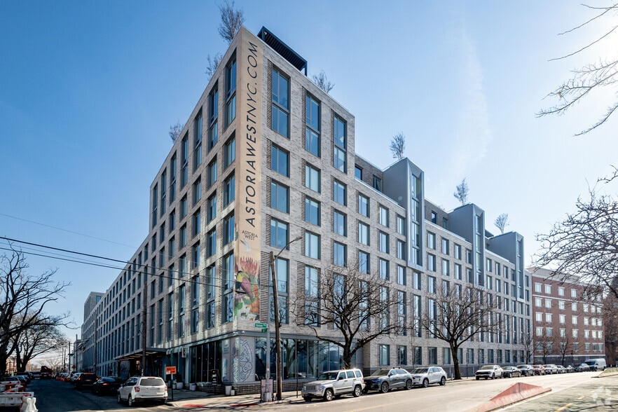 30-77 Vernon Blvd, Astoria, NY for lease - Building Photo - Image 3 of 10