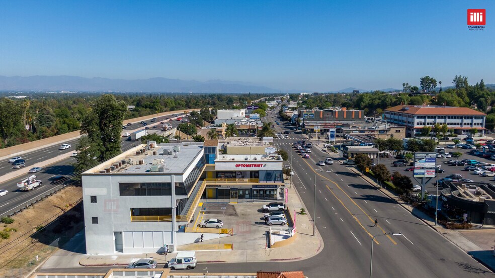 19737 Ventura Blvd, Woodland Hills, CA à louer - Photo du bâtiment - Image 2 de 3