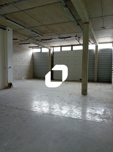 Flex in Croissy-Beaubourg for lease - Interior Photo - Image 1 of 5