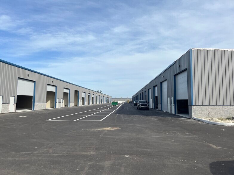 16261 Pine Ridge Rd, Fort Myers, FL à louer - Photo du bâtiment - Image 3 de 10