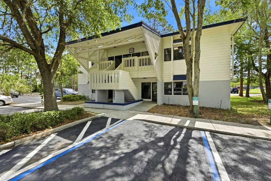 8431 Baymeadows Way, Jacksonville, FL à louer - Photo du bâtiment - Image 1 de 31