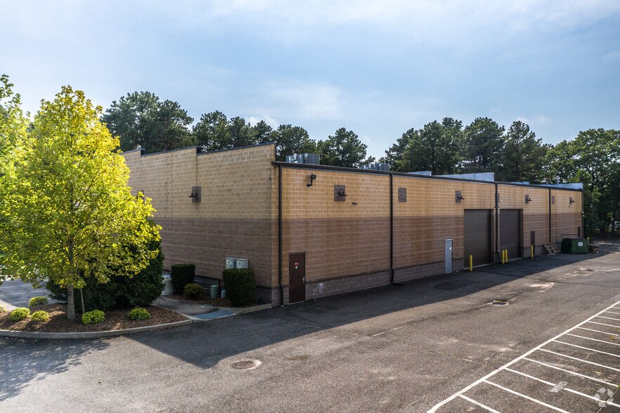 78 Horseblock Rd, Yaphank, NY à vendre - Photo du bâtiment - Image 3 de 21