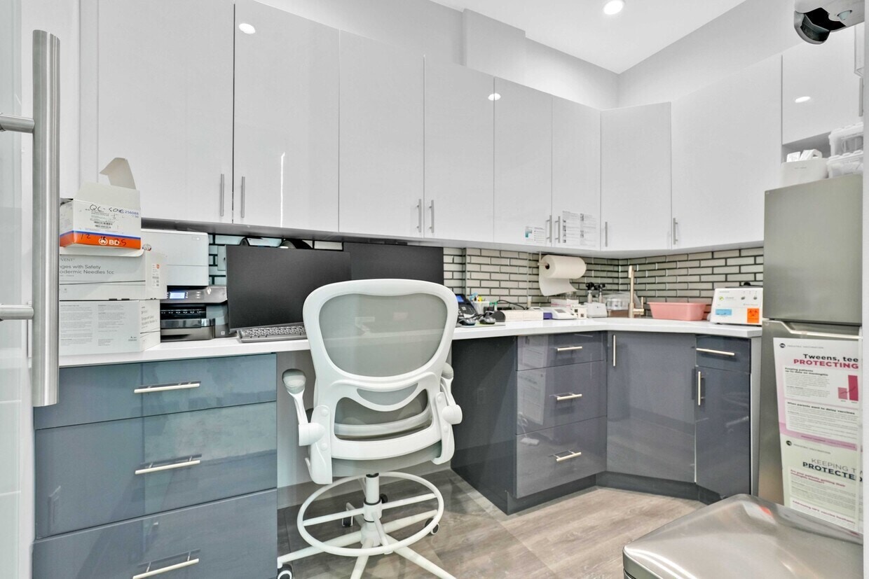 6527 Roosevelt Ave, Woodside, NY for lease Interior Photo- Image 1 of 5