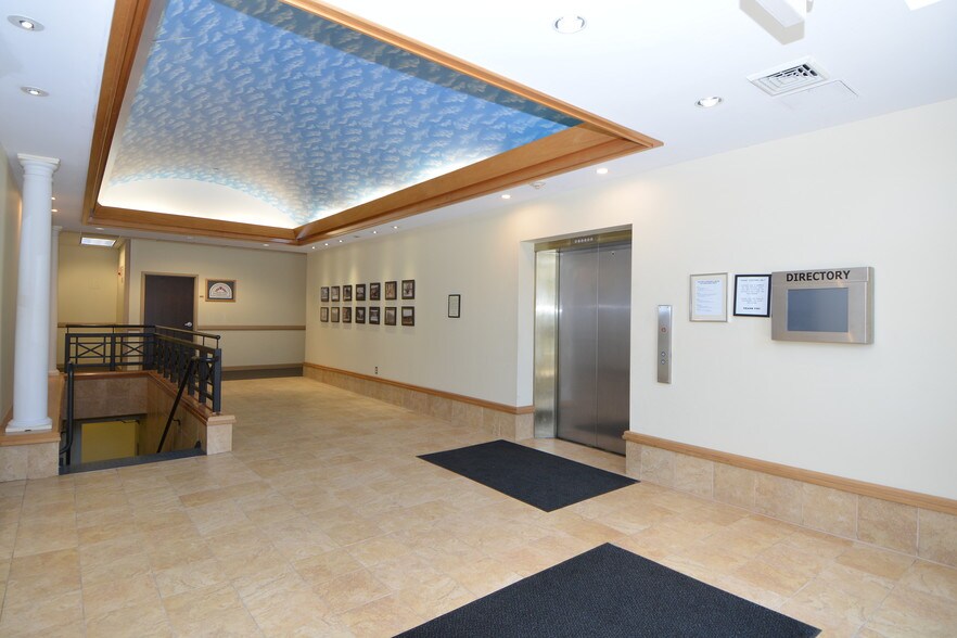 225 N Main St, Bristol, CT à louer - Hall d’entrée - Image 3 de 6