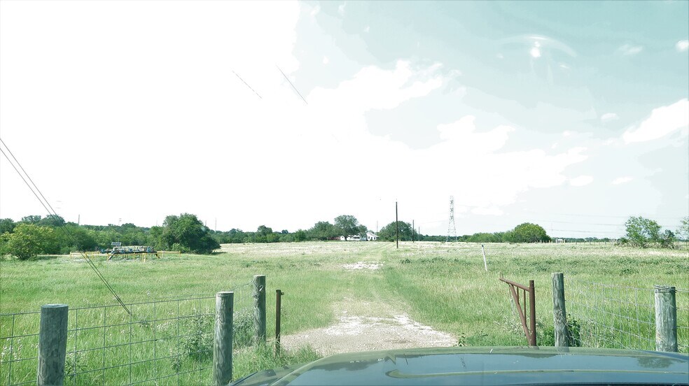 1136 County Road 212, Smiley, TX à vendre - Photo du bâtiment - Image 2 de 17