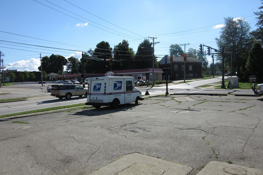 201 W Main St, Geneva, OH à vendre - Photo du bâtiment - Image 2 de 16