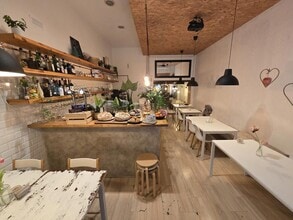 Retail in Barcelona, Barcelona for lease Interior Photo- Image 1 of 13