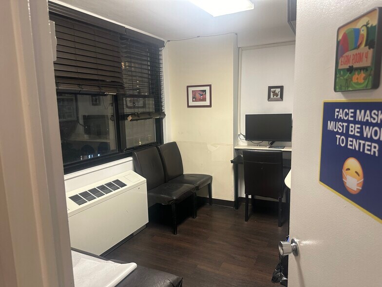 315 W 57th St, New York, NY à louer - Photo intérieure - Image 2 de 15