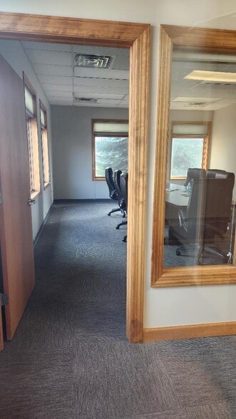 1880-1888 E Fabyan Pky, Batavia, IL for lease - Interior Photo - Image 3 of 27