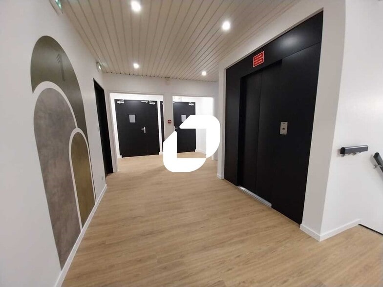 12 Rue Du Fort De Saint-Cyr, Montigny-le-Bretonneux à louer - Hall d’entrée - Image 3 de 7