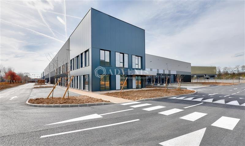 Industrial in La Courneuve for lease - Building Photo - Image 1 of 11