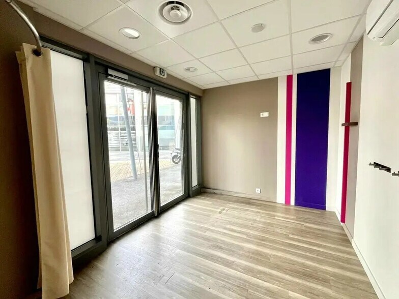 Retail in Roquebrune-sur-Argens for lease - Interior Photo - Image 2 of 5