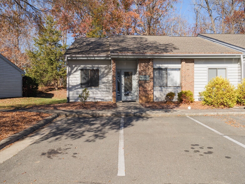 3200 Croasdaile Dr, Durham, NC for lease - Building Photo - Image 2 of 16