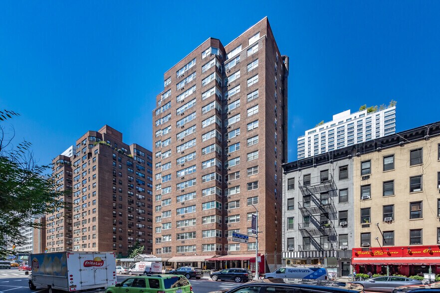 233 E 70th St, New York, NY à louer - Photo du bâtiment - Image 3 de 4