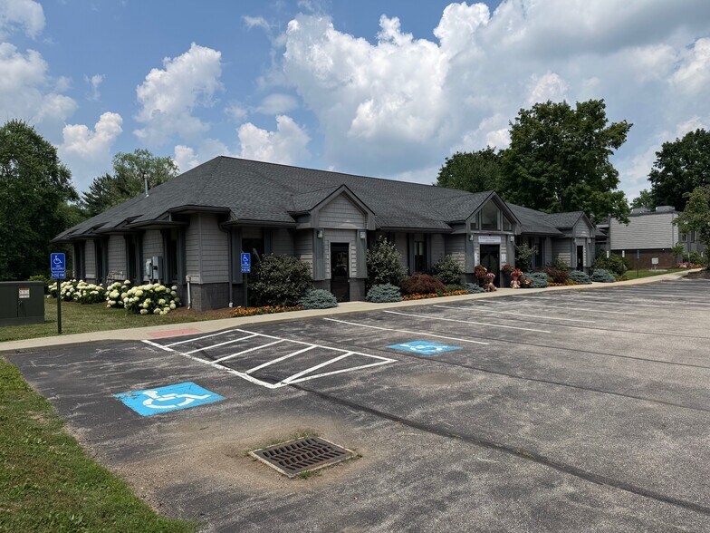 4332 S Cleveland Massillon Rd, Norton, OH à louer - Photo du bâtiment - Image 2 de 9