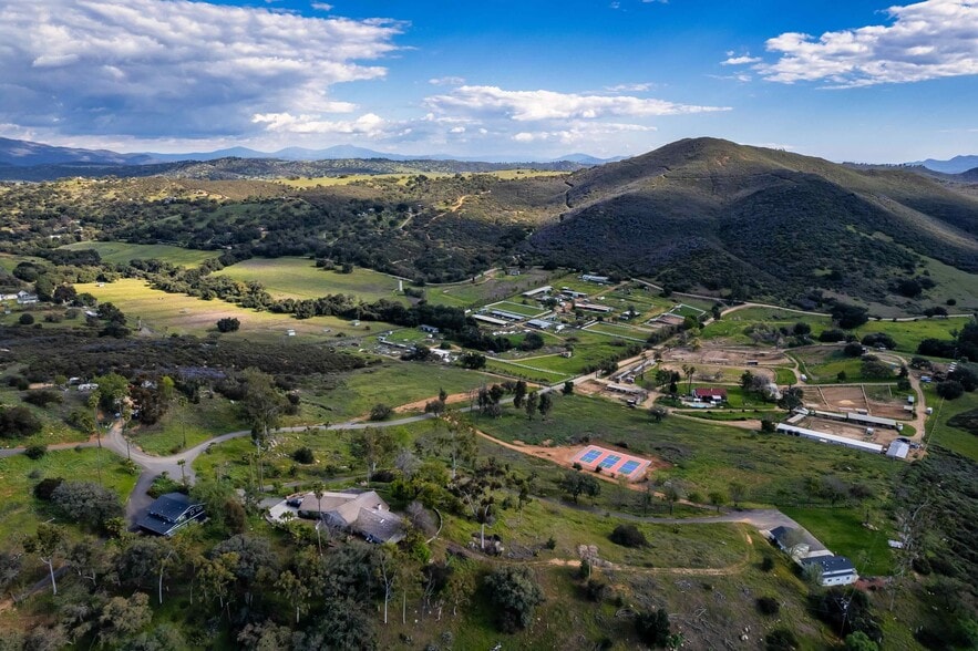 26086 Bear Valley Heights Rd, Escondido, CA à vendre - Photo du bâtiment - Image 2 de 65