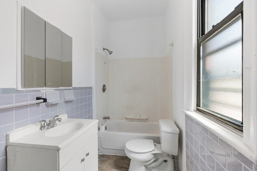 1711 Zerega Ave, Bronx, NY à louer - Photo du bâtiment - Image 2 de 25