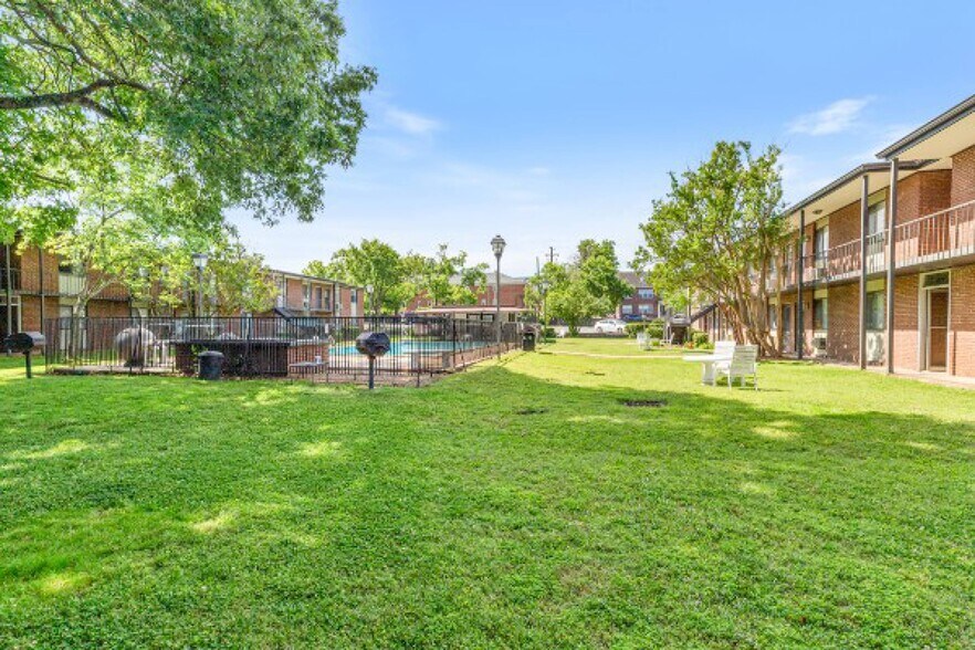 9-Condo Unit Portfolio portefeuille de 9 propriétés à vendre sur LoopNet.ca - Photo du bâtiment - Image 3 de 13