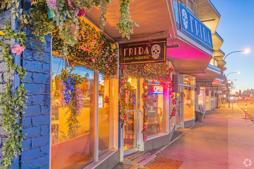 12411-12421 Stony Plain Rd NW, Edmonton, AB à louer - Photo du bâtiment - Image 2 de 6