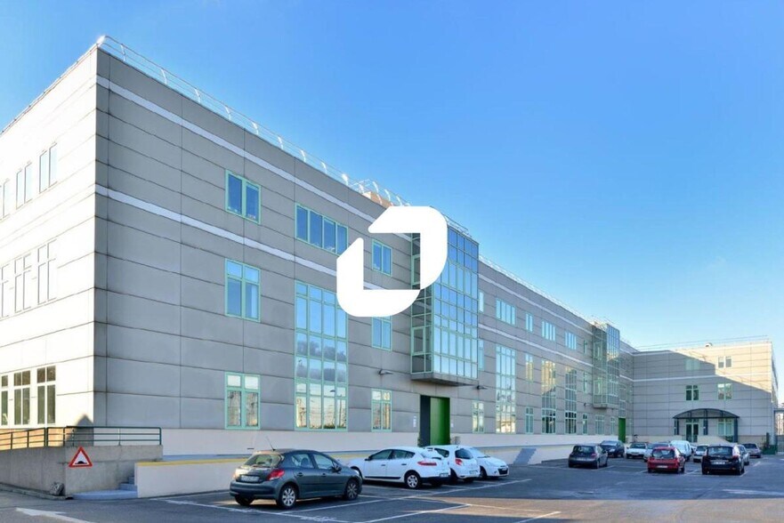 Office in Pantin for lease - Building Photo - Image 1 of 16