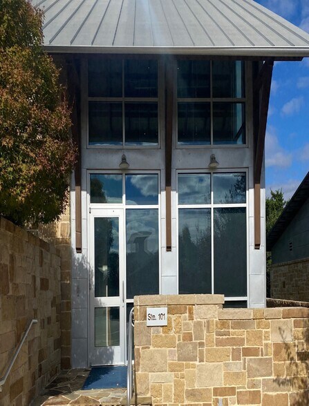 16118 Via Shavano, San Antonio, TX à louer - Photo du bâtiment - Image 2 de 7