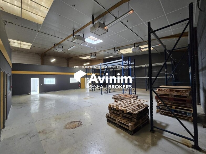 Industrial in Saint-Maximin for lease - Interior Photo - Image 1 of 8