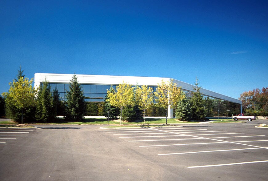 31700 Middlebelt Rd, Farmington Hills, MI à louer - Photo du bâtiment - Image 3 de 16