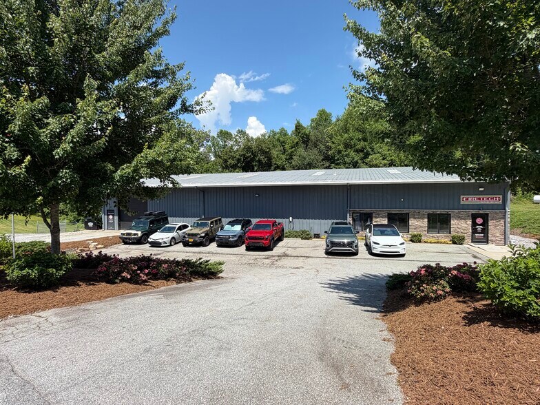 149 Twin Springs Rd, Hendersonville, NC à louer - Photo du bâtiment - Image 1 de 7