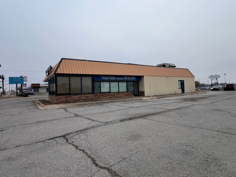 2323 N Macarthur Blvd, Oklahoma City, OK à vendre - Photo du bâtiment - Image 3 de 6