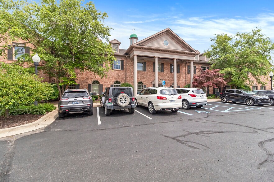 705 S Main St, Plymouth, MI à louer - Photo du bâtiment - Image 2 de 8