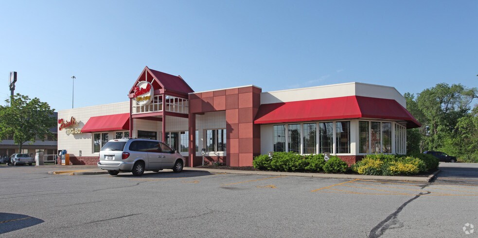 559 Ohio Pike, Cincinnati, OH à vendre - Photo du bâtiment - Image 2 de 3