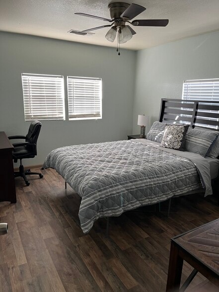 Quadplex and Short terms Airbnb Houses portfolio of 2 properties for sale on LoopNet.ca - Interior Photo - Image 2 of 32