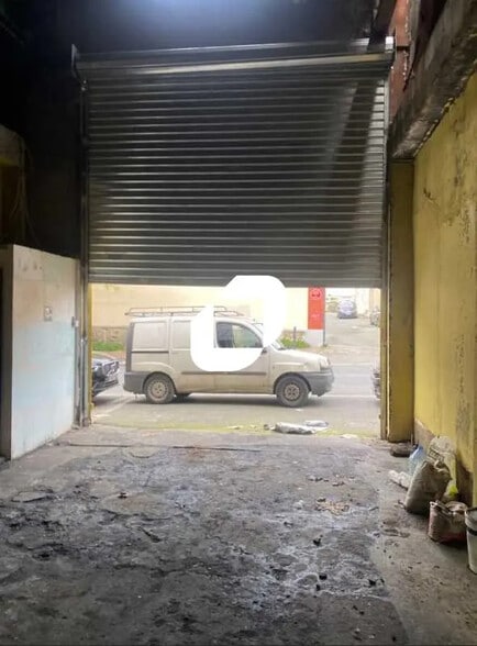 Industrial in Montreuil for sale - Interior Photo - Image 2 of 2