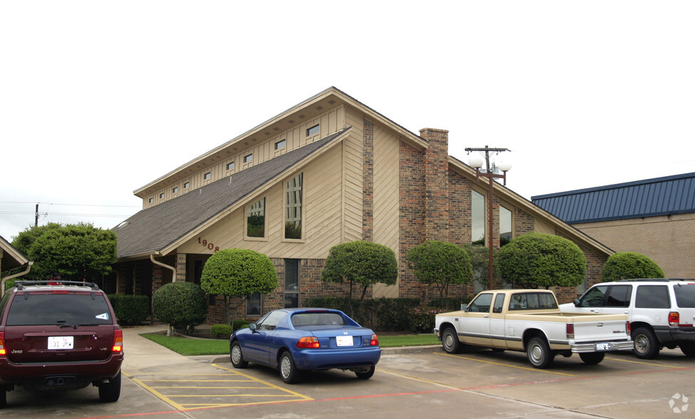 1908 Central Dr, Bedford, TX for lease - Primary Photo - Image 1 of 5