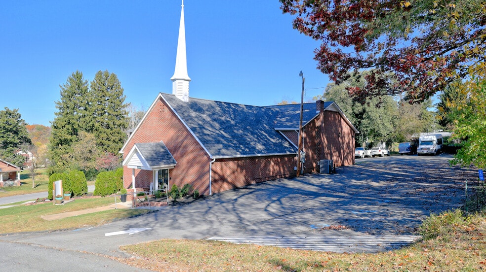 301 Bolling St, Radford, VA à vendre - Photo du bâtiment - Image 3 de 59