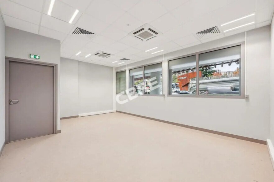 Office in Paris for lease - Building Photo - Image 2 of 8