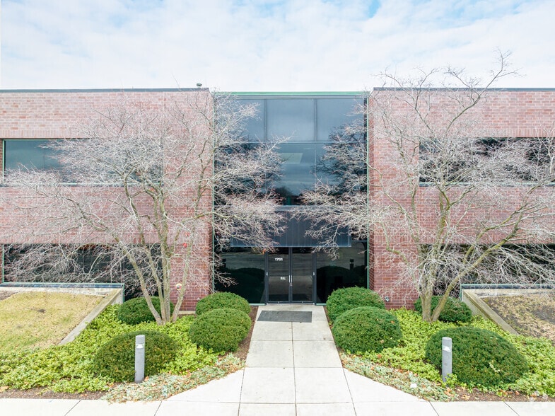 1751 S Naperville Rd, Wheaton, IL à vendre - Photo du bâtiment - Image 2 de 6