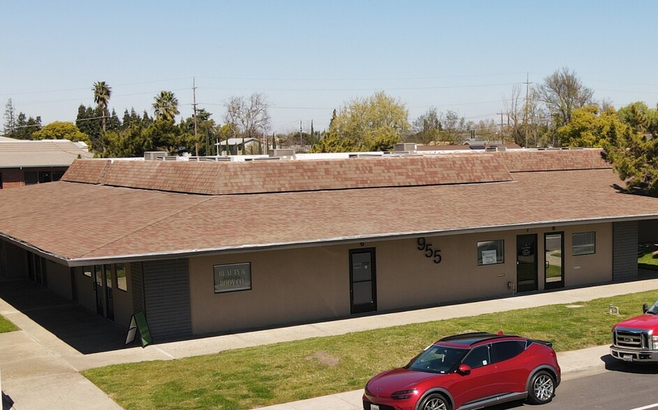 955 W Center St, Manteca, CA for sale - Building Photo - Image 1 of 8