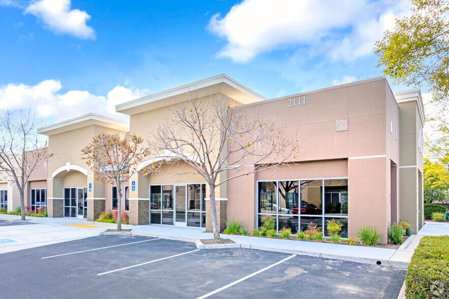 2101 Herndon Ave, Clovis, CA for lease - Building Photo - Image 2 of 14