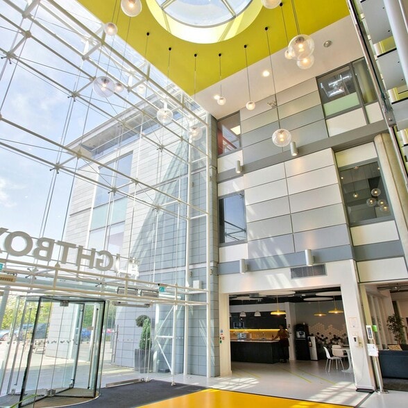 1 Willoughby Rd, Bracknell for lease - Building Photo - Image 2 of 5